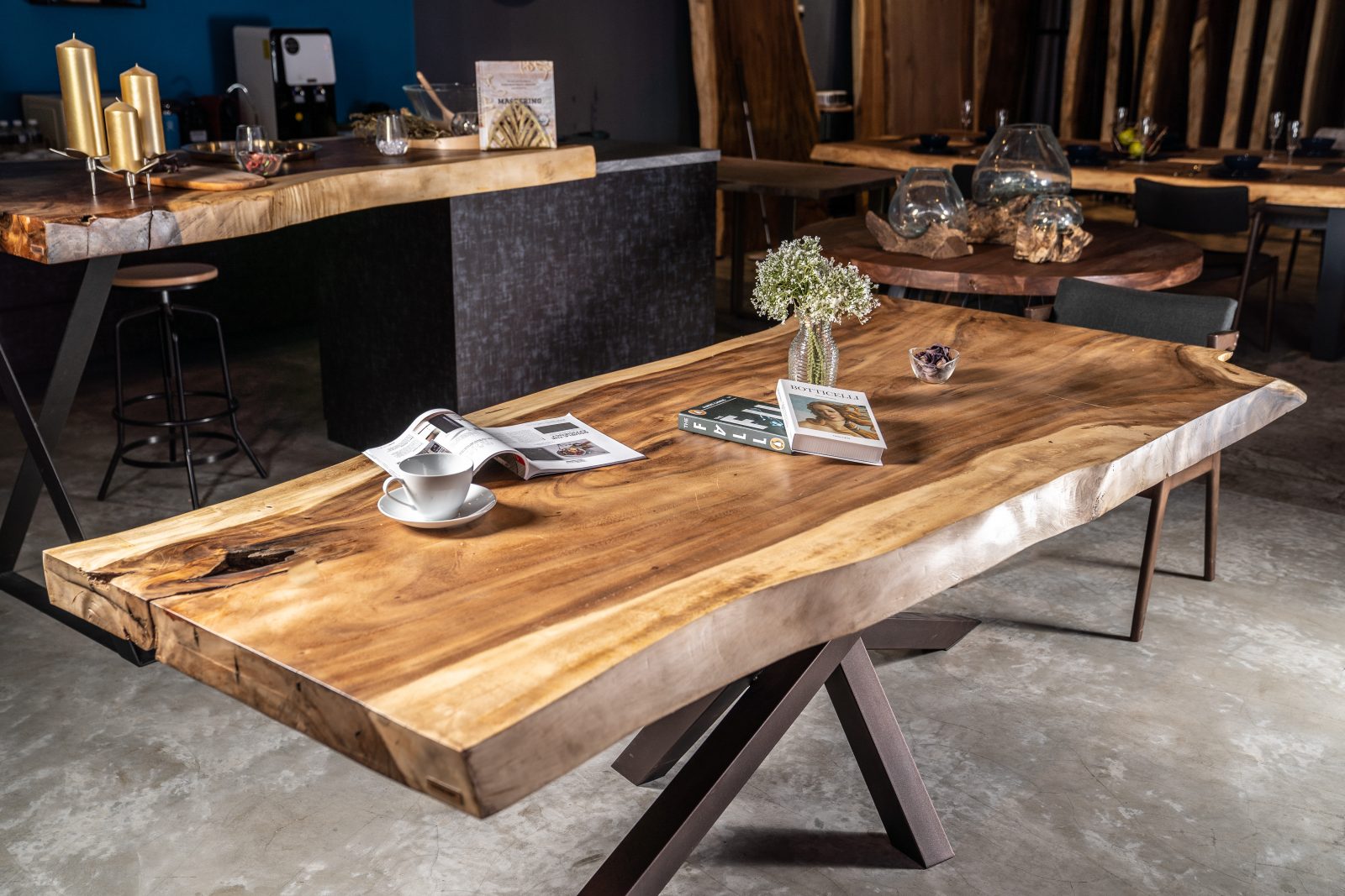 https://furniture.mason.com.sg/wp-content/uploads/2019/10/premium-suar-wood-dining-table-singapore-11-1600x1067.jpg